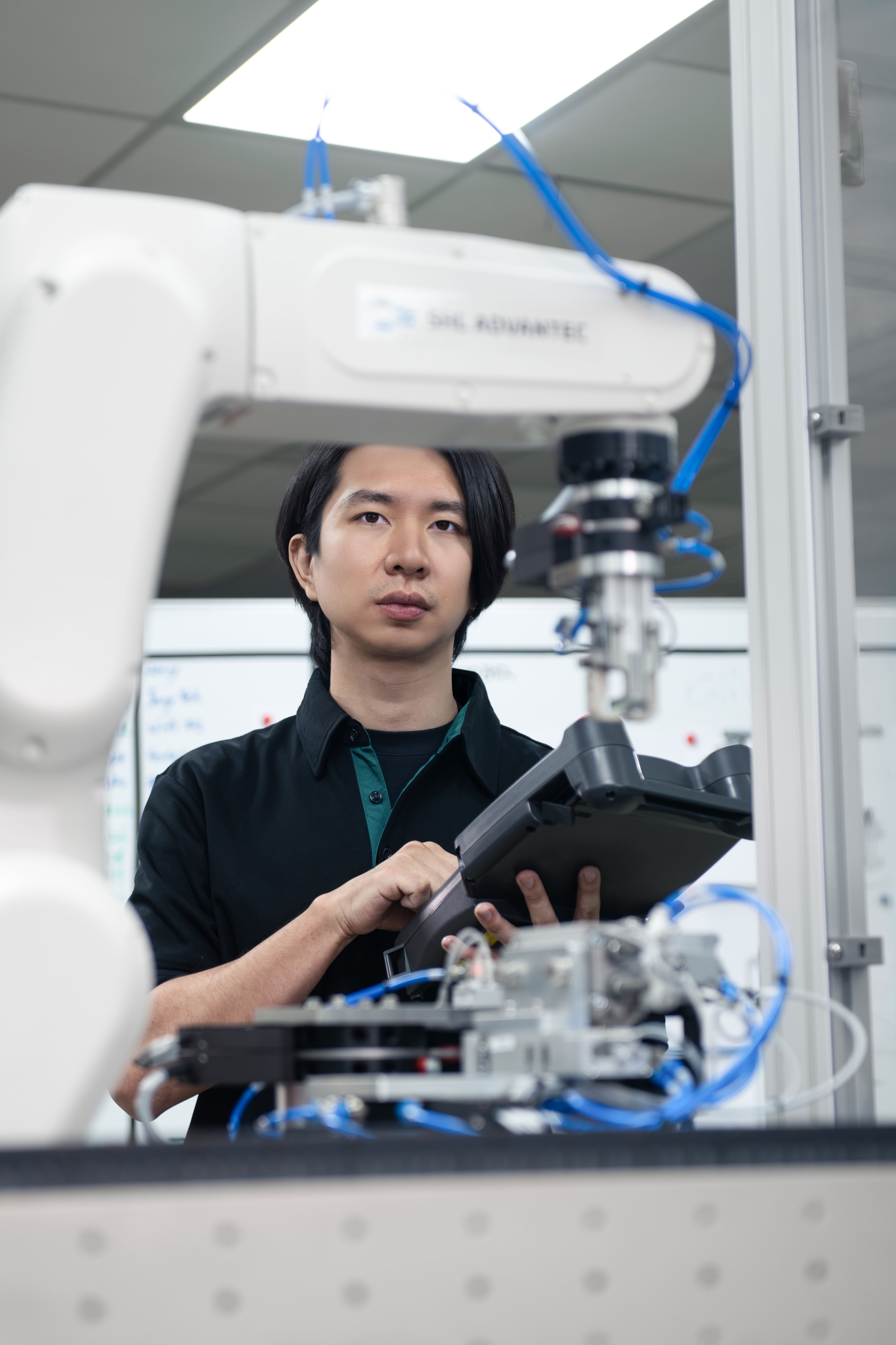 Robot arm of a modular final assembly line for autoinjectors