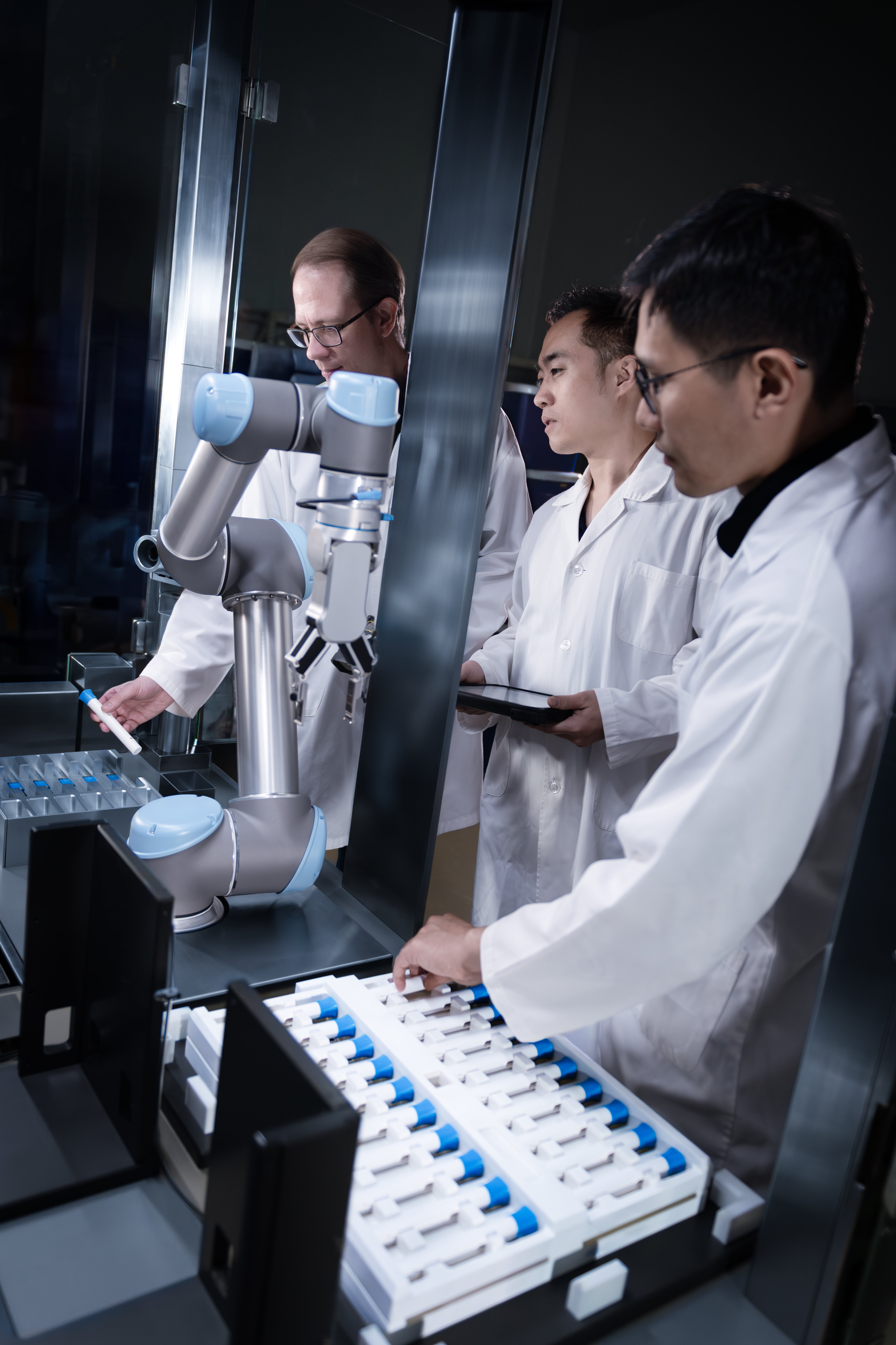Test and automation engineers in the lab during container-free FATM testing
