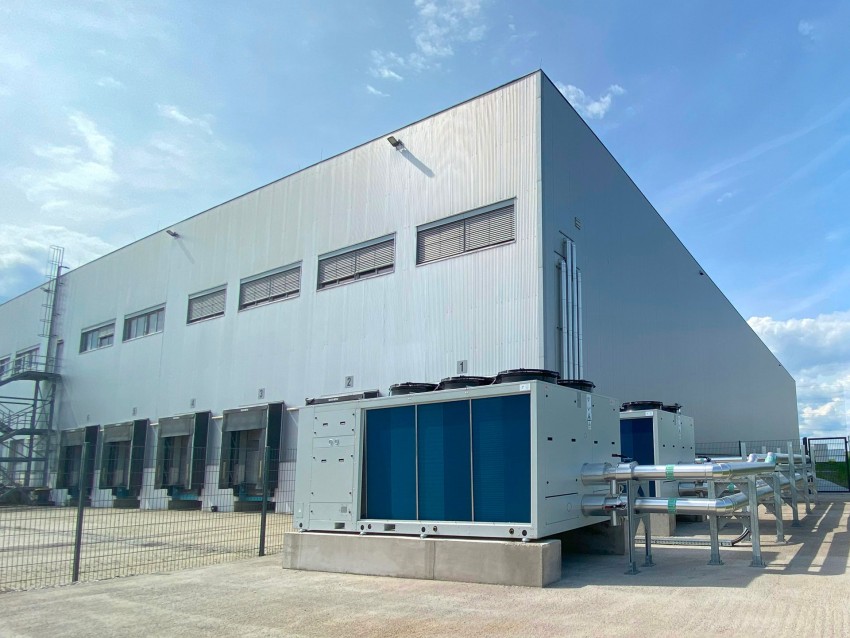 Logistikzentrum mit zwei R290-Wärmepumpen im Außenbereich