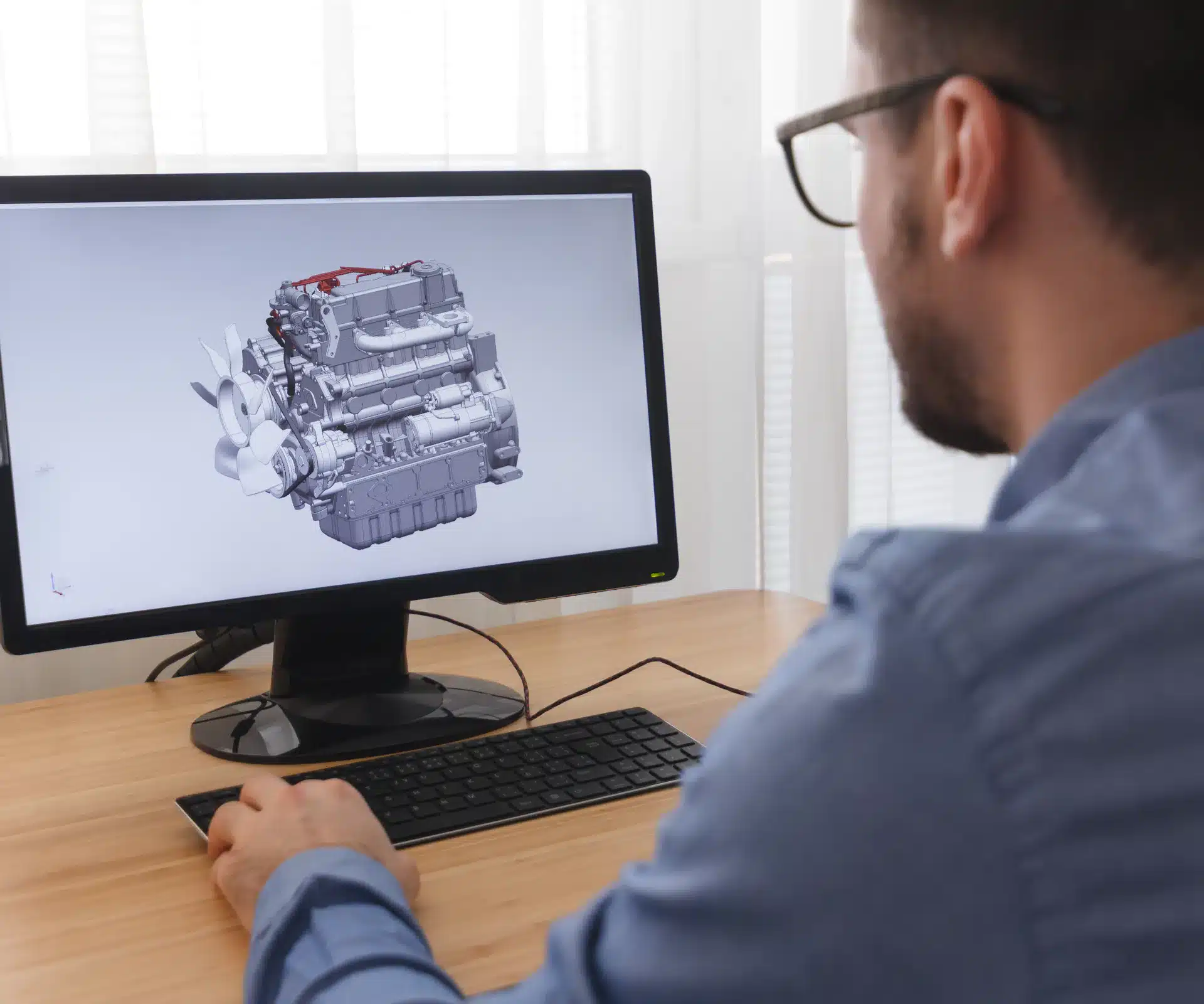 Ingenieur bei der Konstruktion am Rechner