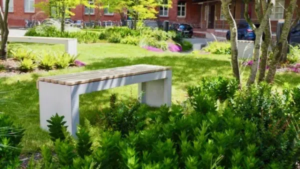 Bank Concrebench im Hof der Konsumzentrale Leipzig
