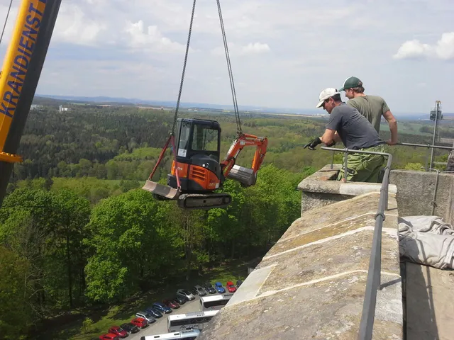 Minibagger, per Kran auf die Festung Königstein gehoben