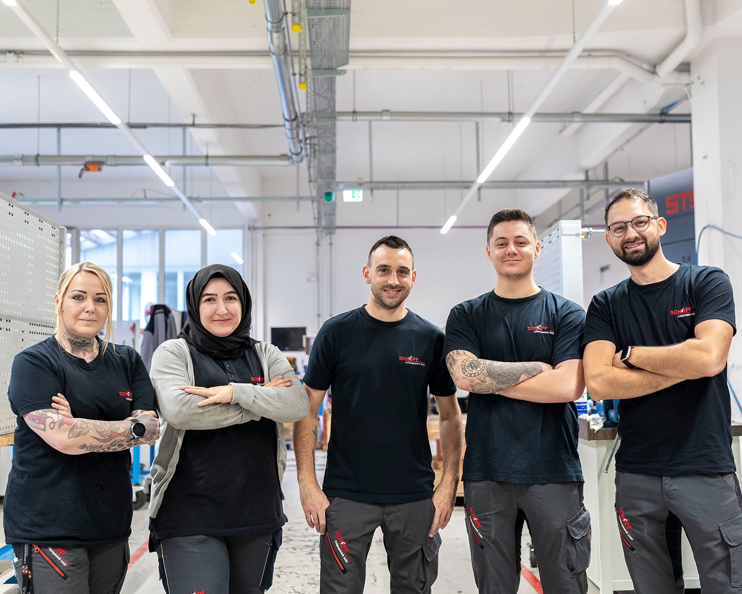 Team von SCHÖPF Fertigungstechnik in der Produktionshalle