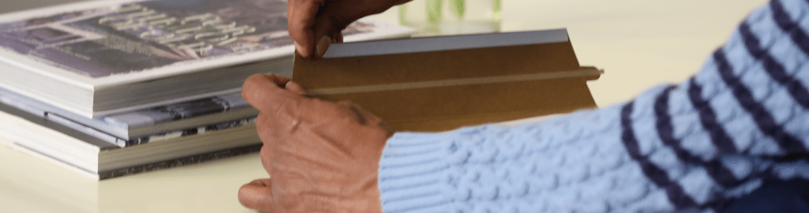 Klebstoffbeschichtete Bänder und Schnüre