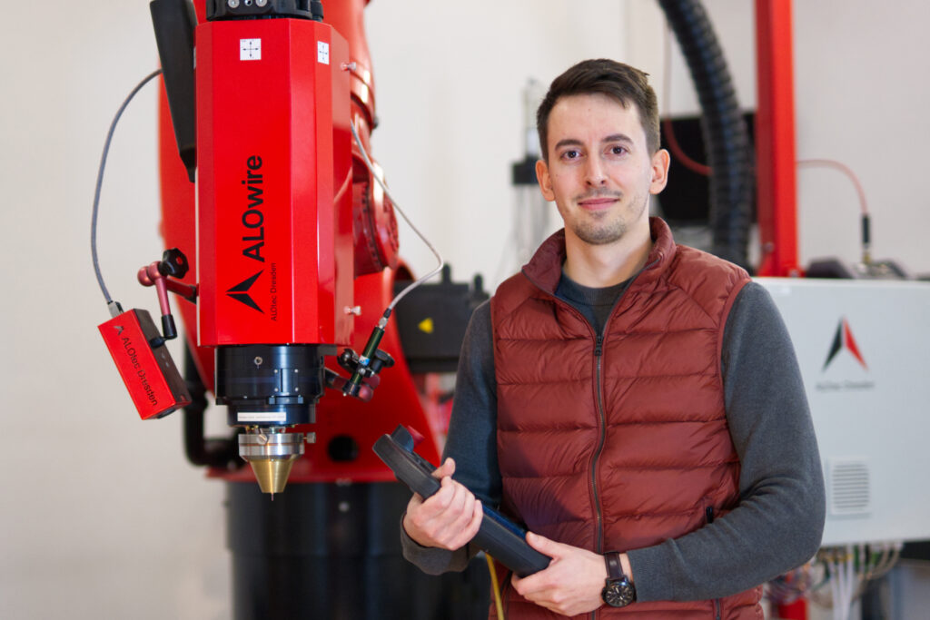 Mitarbeiter vor Laseranlage für Laserhärten und Auftragschweißen