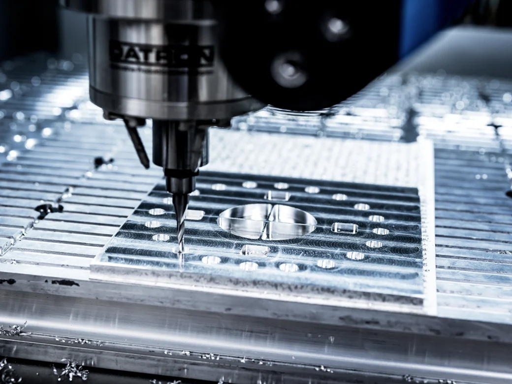 CNC-Fräsen einer Aluminiumplatte auf der Datron-Fräse