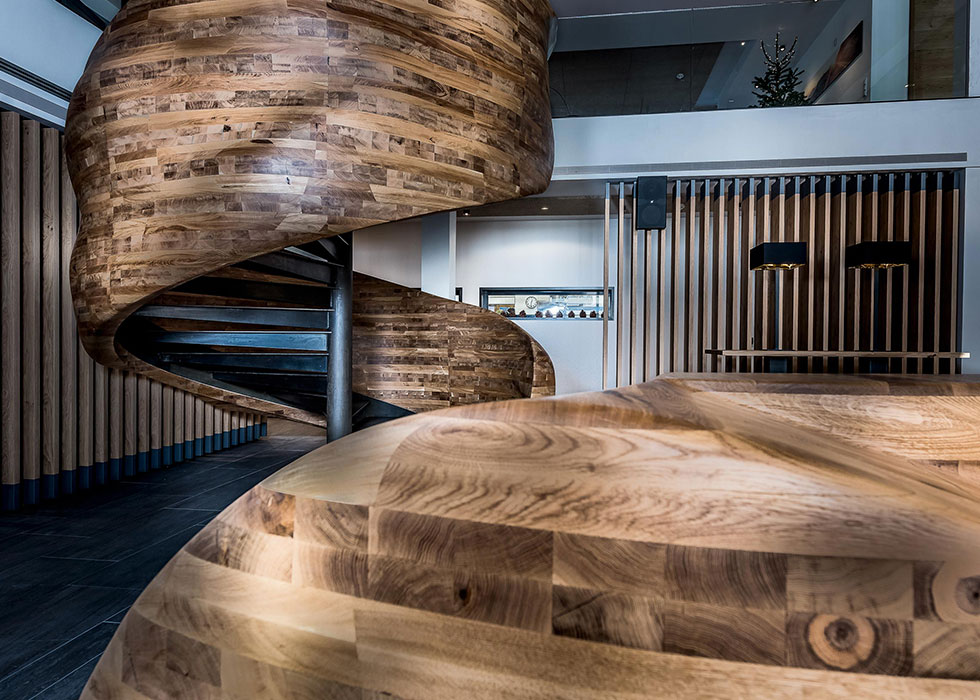 Hotelbar aus massiv kreuzverleimter Eiche