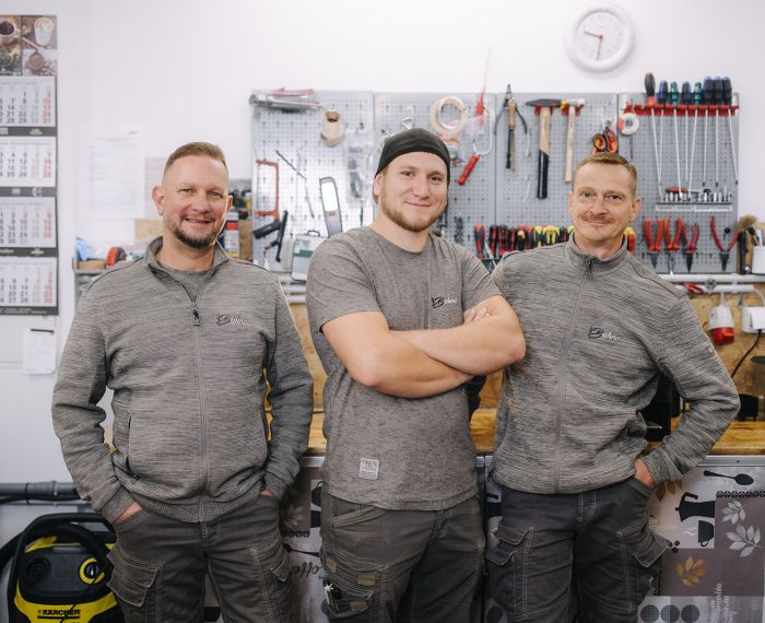 Service team in the workshop in front of the tool wall