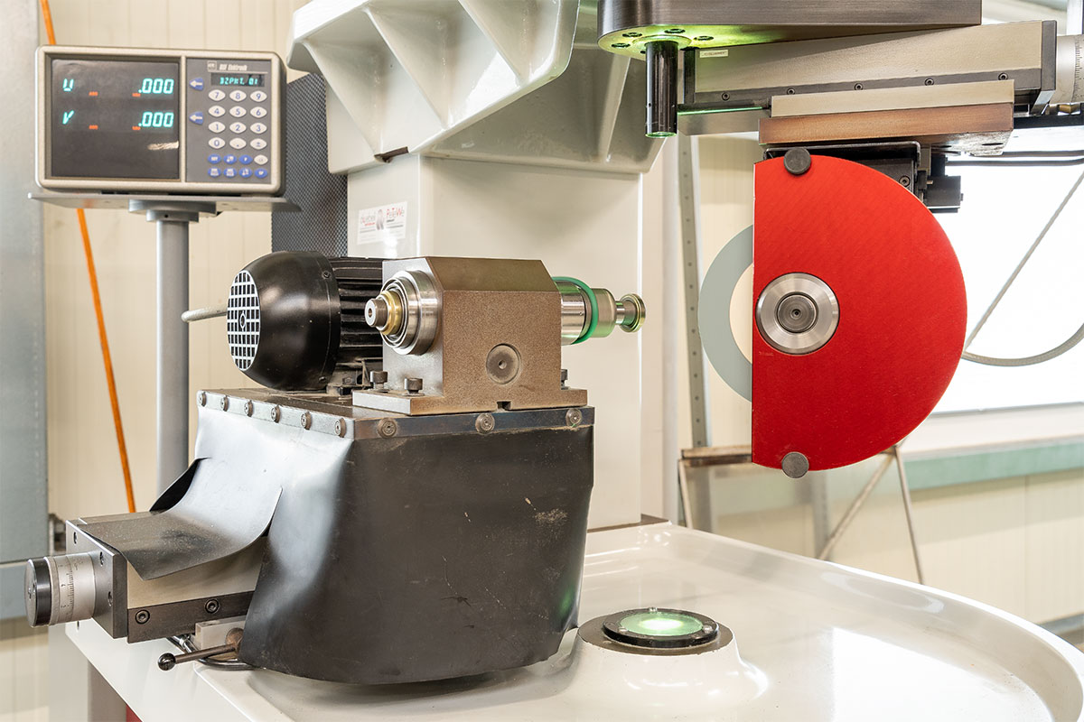 CNC-Werkzeugschleifmaschine bei der Bearbeitung