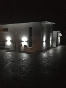 Firmengebäude bei Nacht