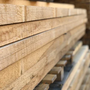 Gesägtes Holz für die Palettenfertigung
