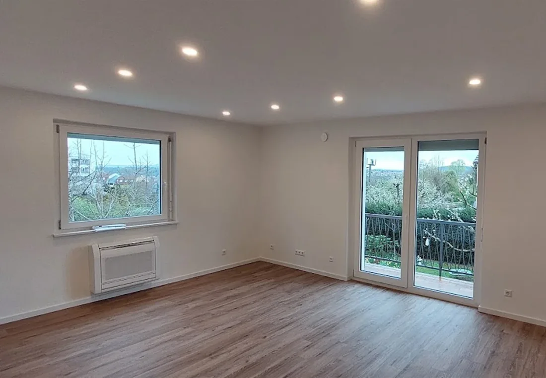 Bodennahes Truhengerät unter dem Fenster