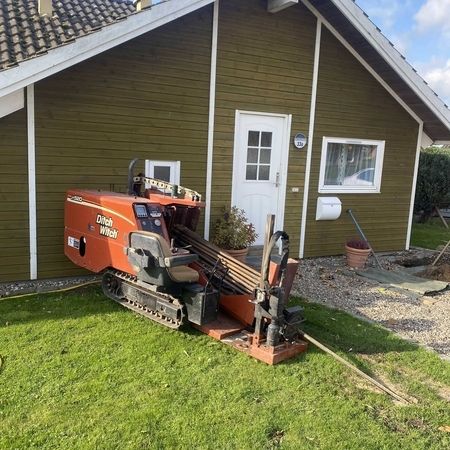 Erdbohrgerät im Einsatz an einem Wohngrundstück