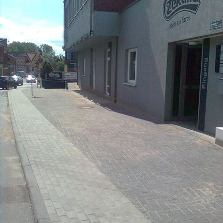 Fertig gepflasterter Gehweg
