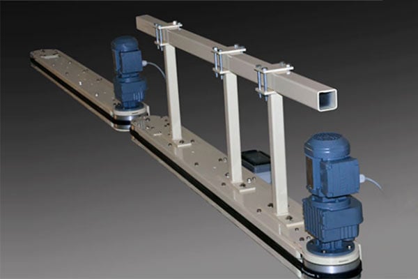 Side conveyor for displacement and merging