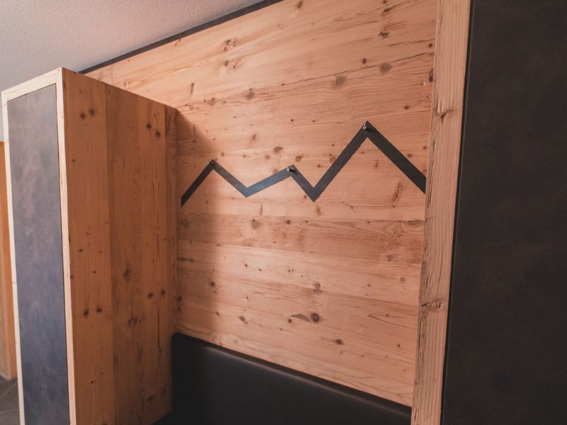 Garderobenwand aus Holz