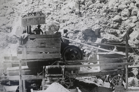 Historisches Foto des Steinbruch-Betriebs