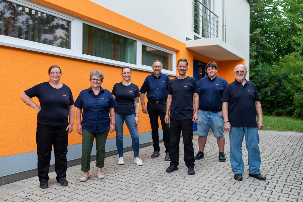 WALO-Team vor dem Firmengebäude in Kaufering