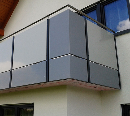 Balcony railing with aluminum sheet cassettes and stainless steel handrail