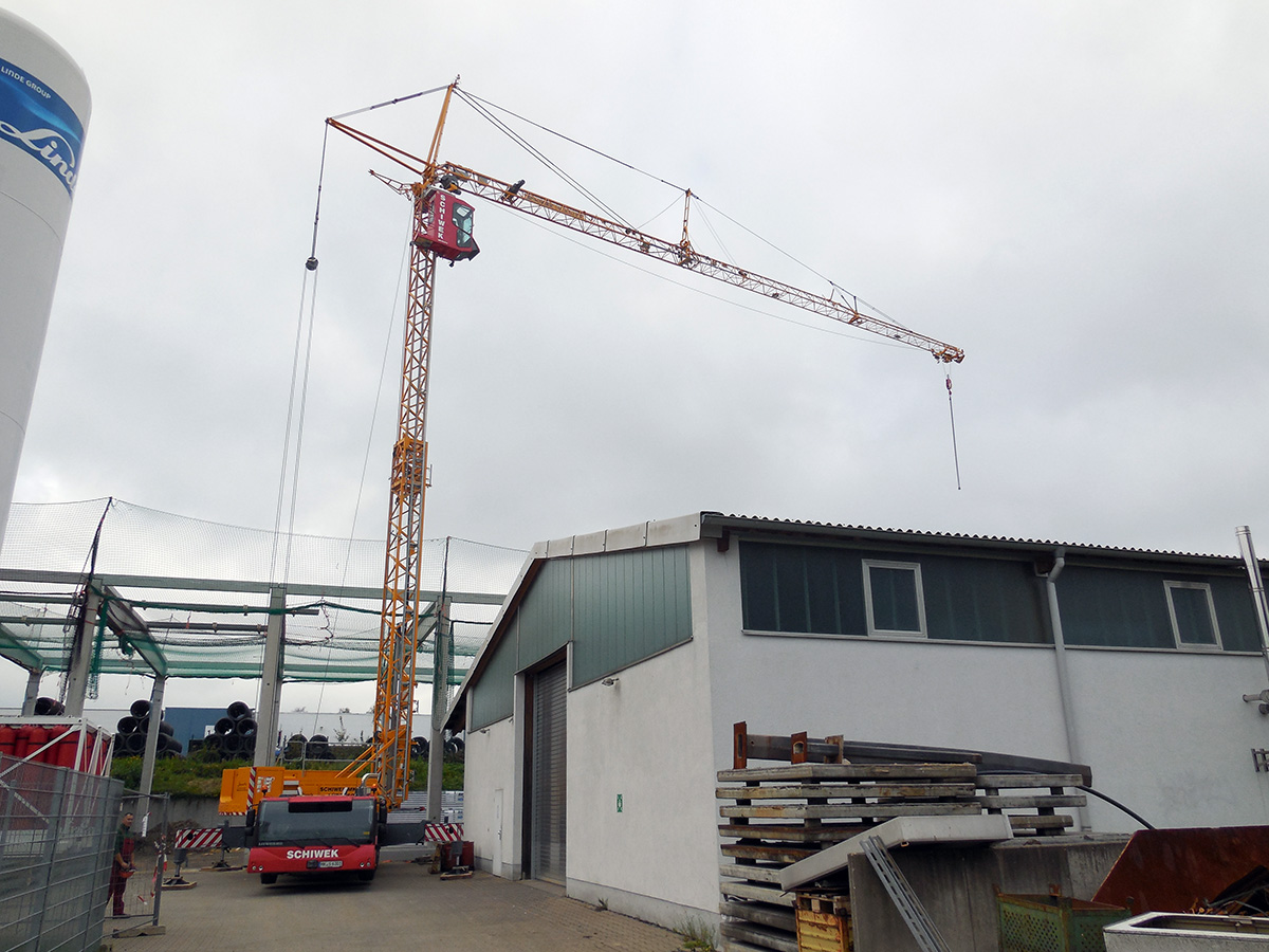 Folding crane