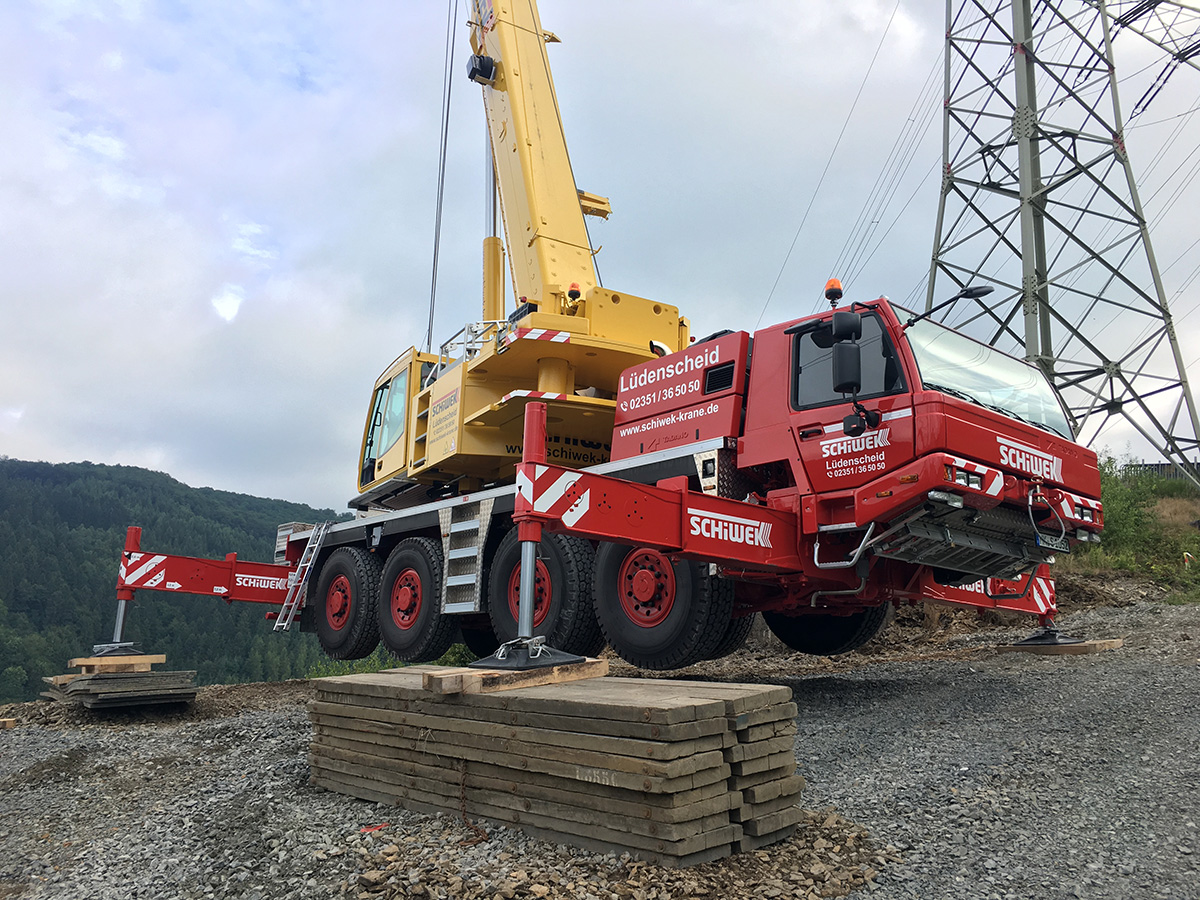 Telescopic mobile crane