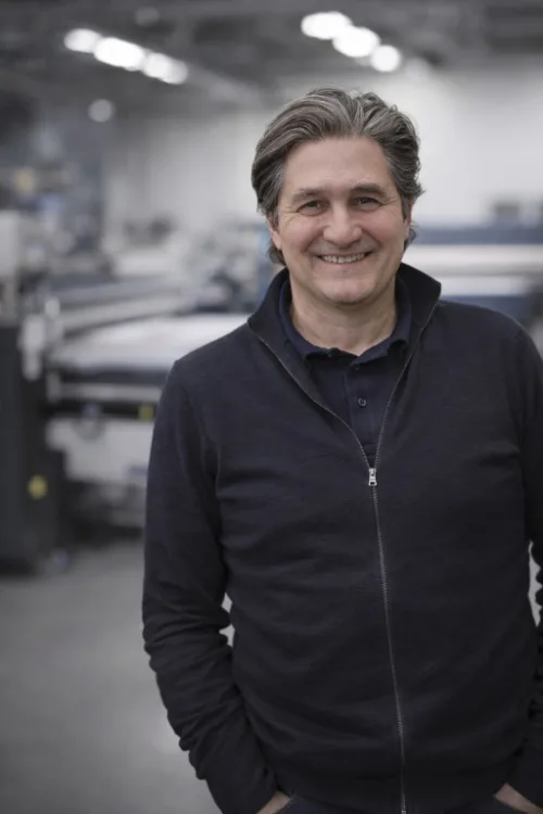 Produktentwickler Alexander Böhler in der Produktionshalle