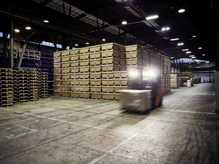 Lagerhalle mit Kistentransport per Gabelstapler