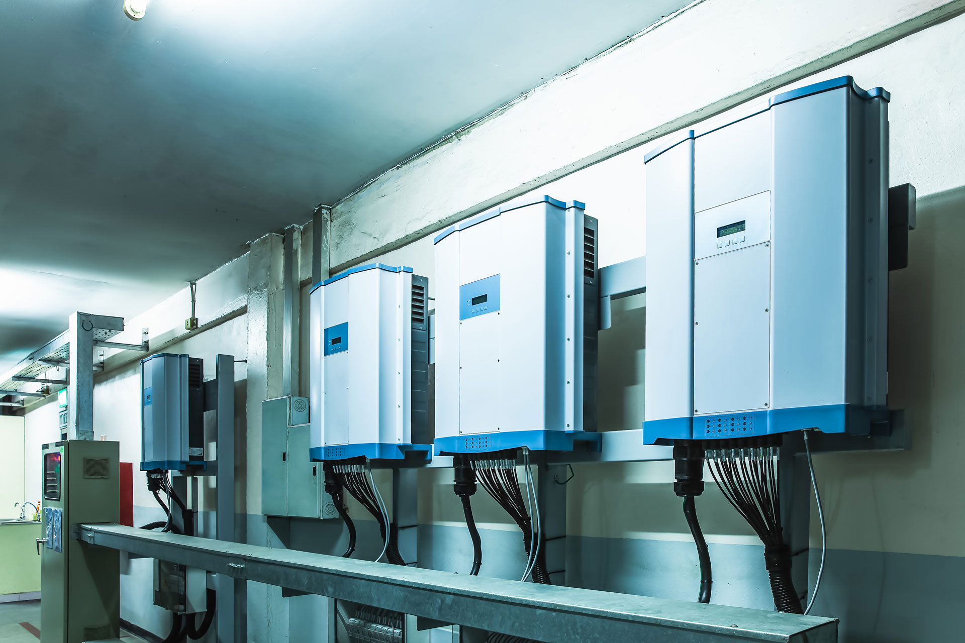 Dünnwandige Verkleidungen für Stromspeicher mit gefrästen Lüftungsschlitzen