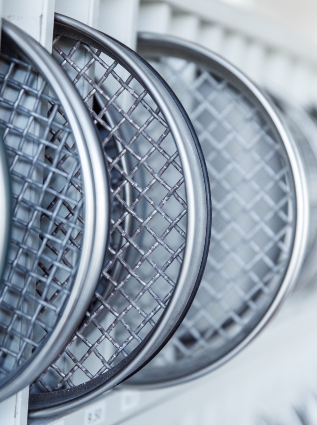 Screen mesh service: repair, remeshing and tensioning