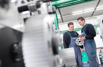 Prüfung eines Zahnrads in der Produktionshalle