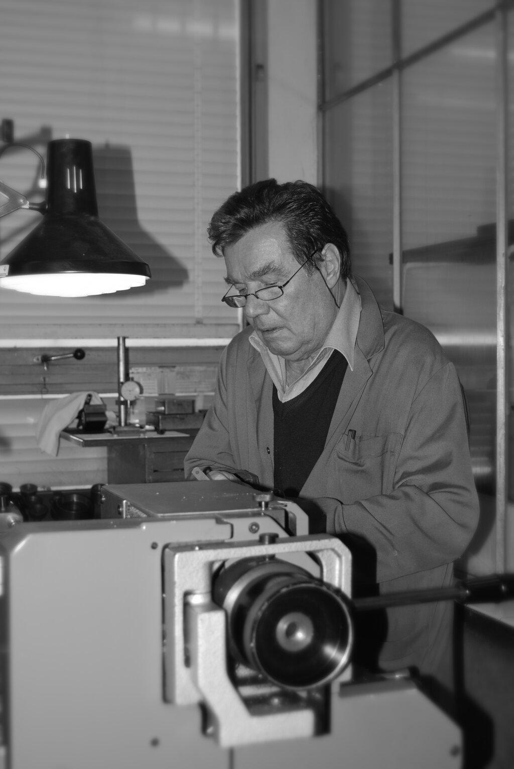 Louis Wiedmann in seiner Präzisionsmechanik-Werkstatt