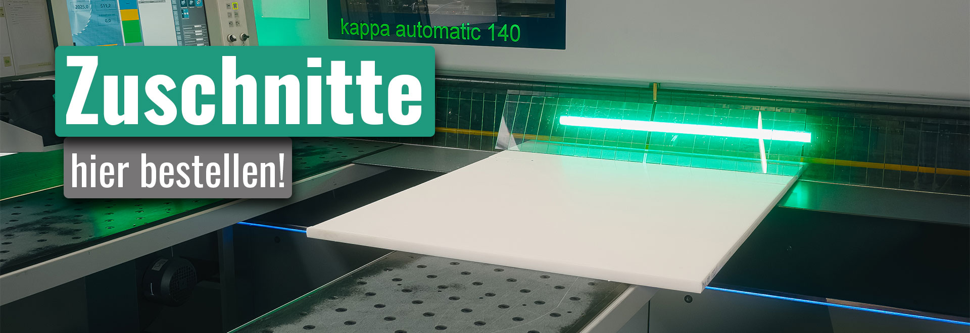 Zuschnittdienst: Maschine schneidet Kunststoffplatte auf Maß