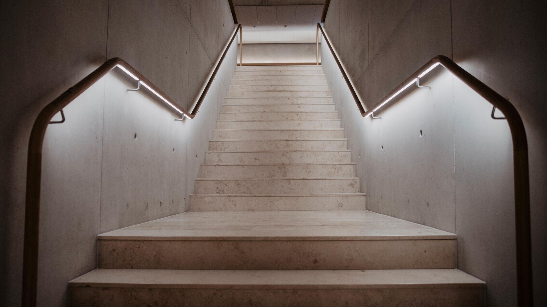 Treppenhausleuchte mit LED-Handlaufbeleuchtung