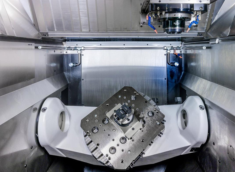 Mikron MILL P 800 U in simultaneous operation