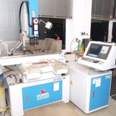 CNC-Startlocherodiermaschine