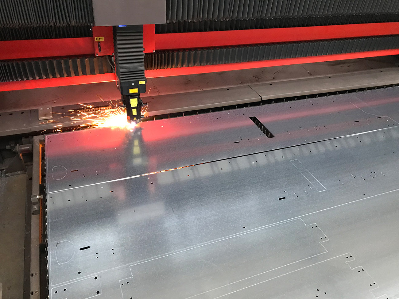 Blechbearbeitung: Laser- und Abkantmaschine