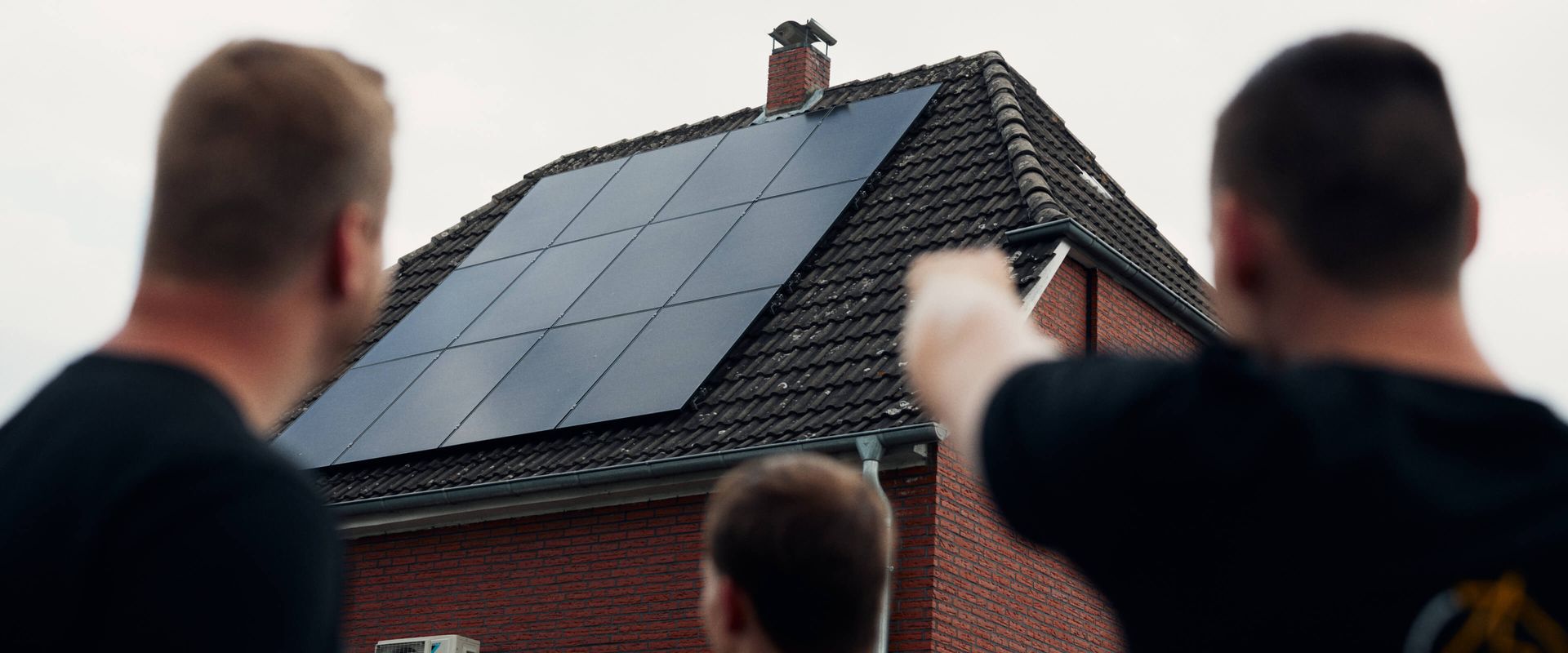 Beratung vor Ort am Solarpanel