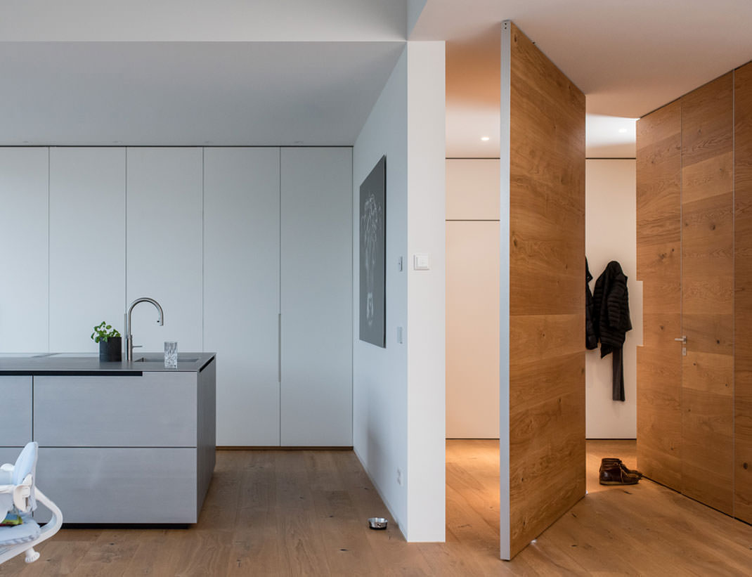 Pivot door