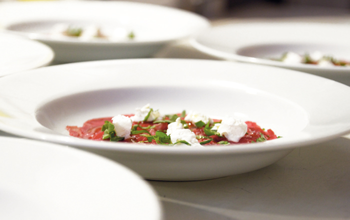 Rindercarpaccio auf Consommégelee