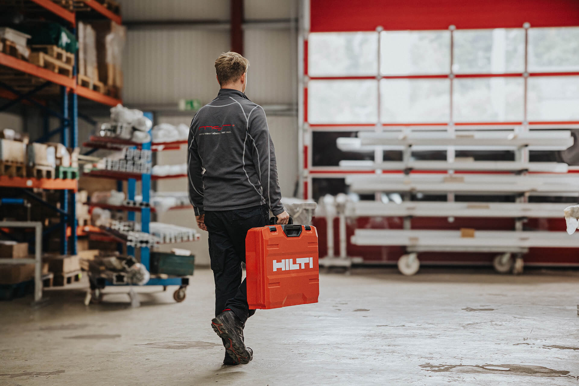Mitarbeiter in der Produktion mit Werkzeugkoffer