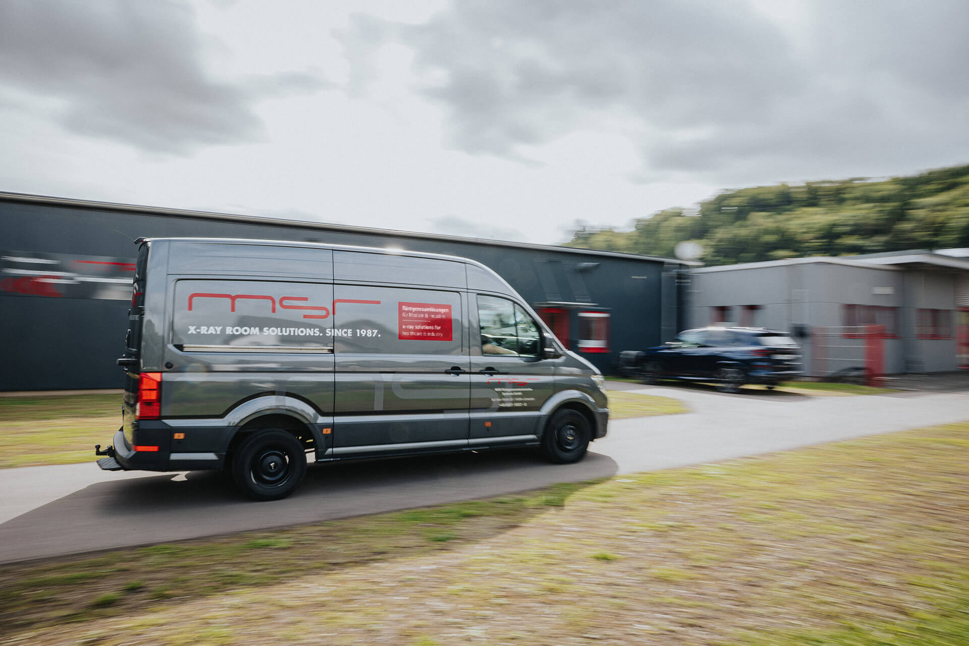 Firmenfahrzeug (Transporter) im Außeneinsatz