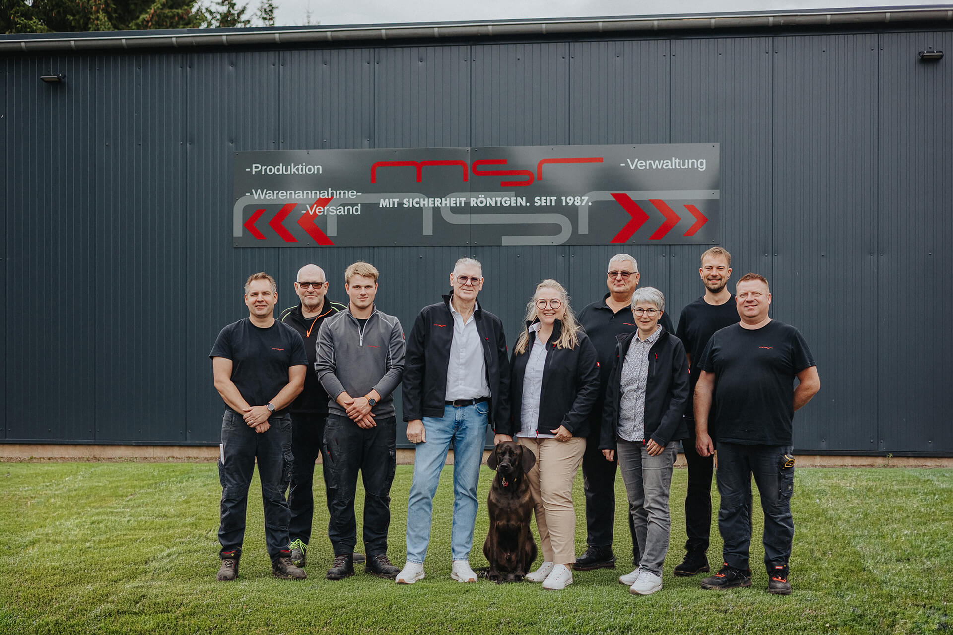 Teamfoto der Mitarbeiter am Firmensitz