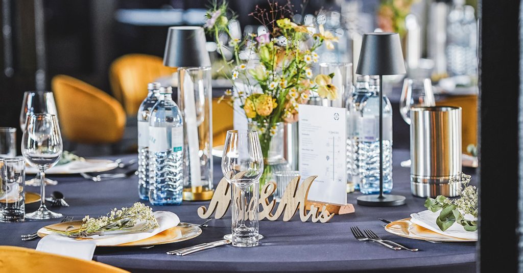 Für eine Hochzeit eingedeckter Tisch