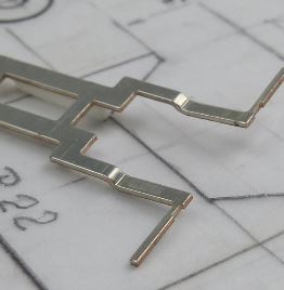 Gekröpfter elektrischer Kontakt