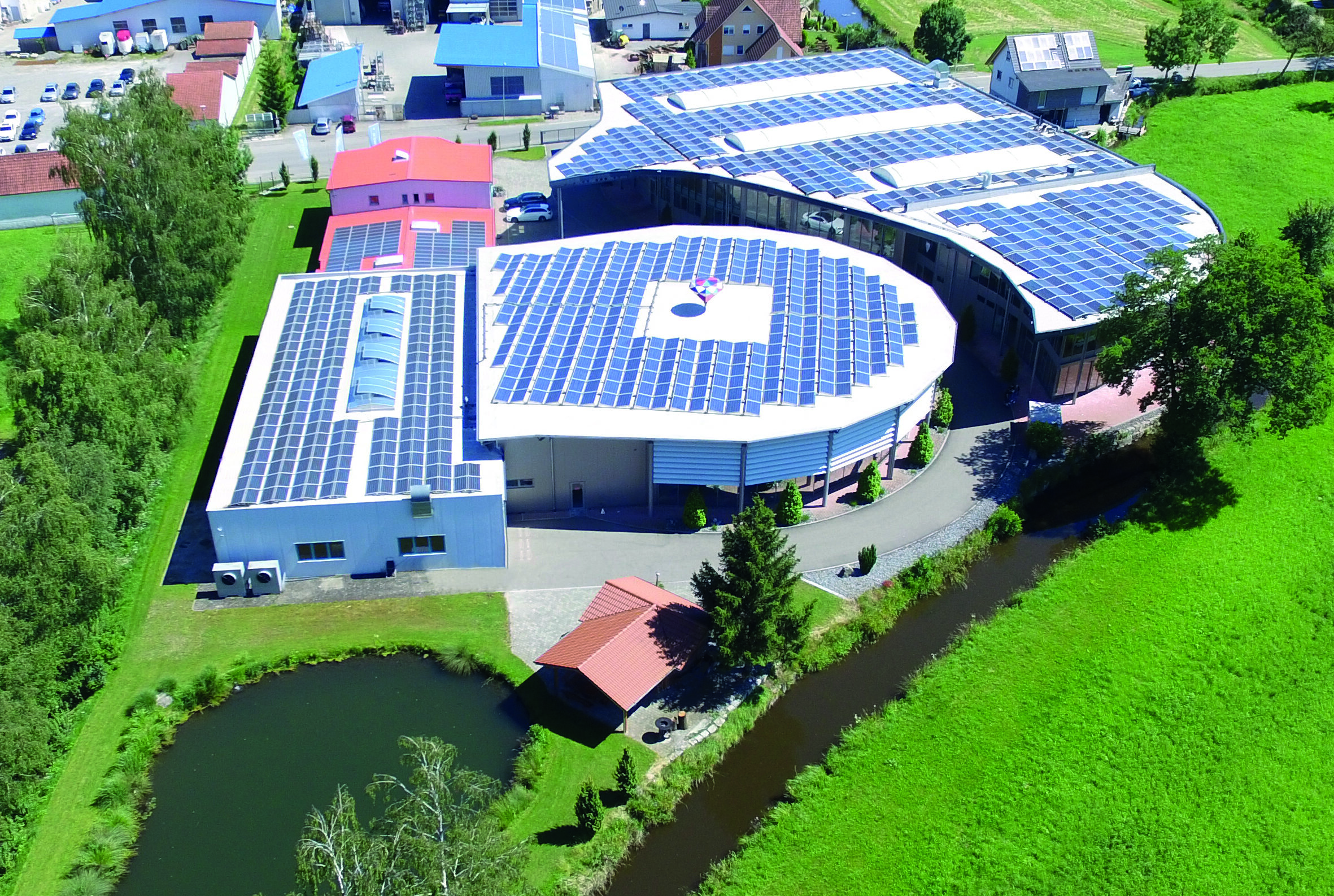 Neubau 2016: Produktionshalle, Technologiezentrum, Lehrwerkstatt und Verwaltung