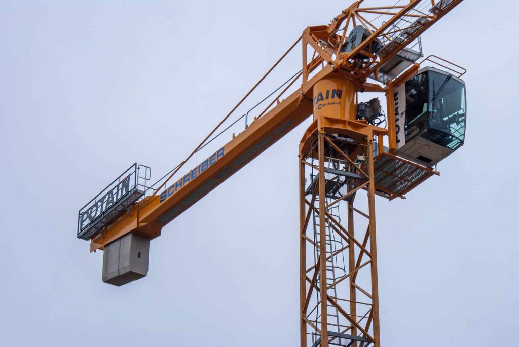 Building construction cranes and top-slewing cranes
