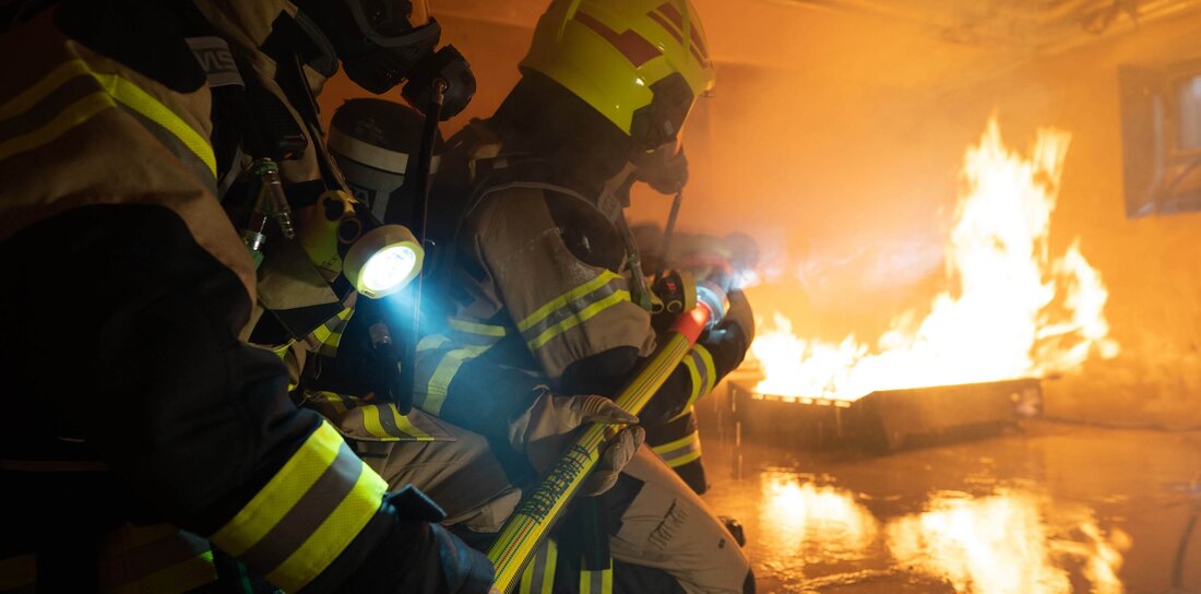 Feuerwehrschlauch im Löscheinsatz