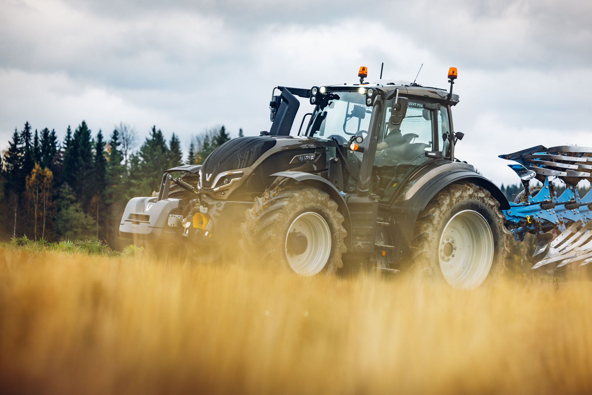 Traktor mit Pflug (Valtra T-Serie)