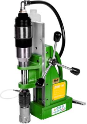Bolzenentfernung an Strebförderern mit Druckluft-Magnethebohrmaschine
