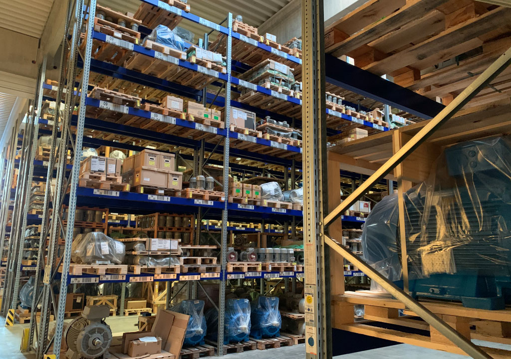 Lagerregale im strategischen Ersatzmotor-Lager